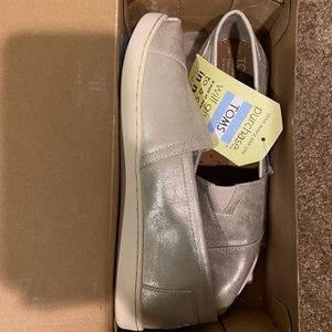Toms metallic gold